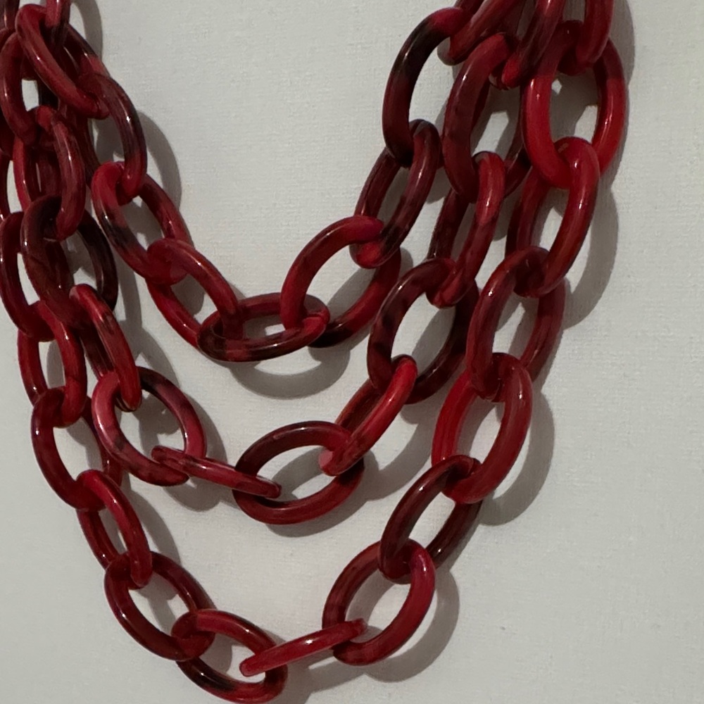 Red plastic Chainlink Necklace - Picture 2 of 8